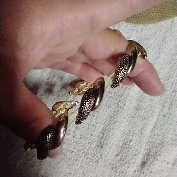 Goldtone stretch metal link bracelet - Picture 4 of 4